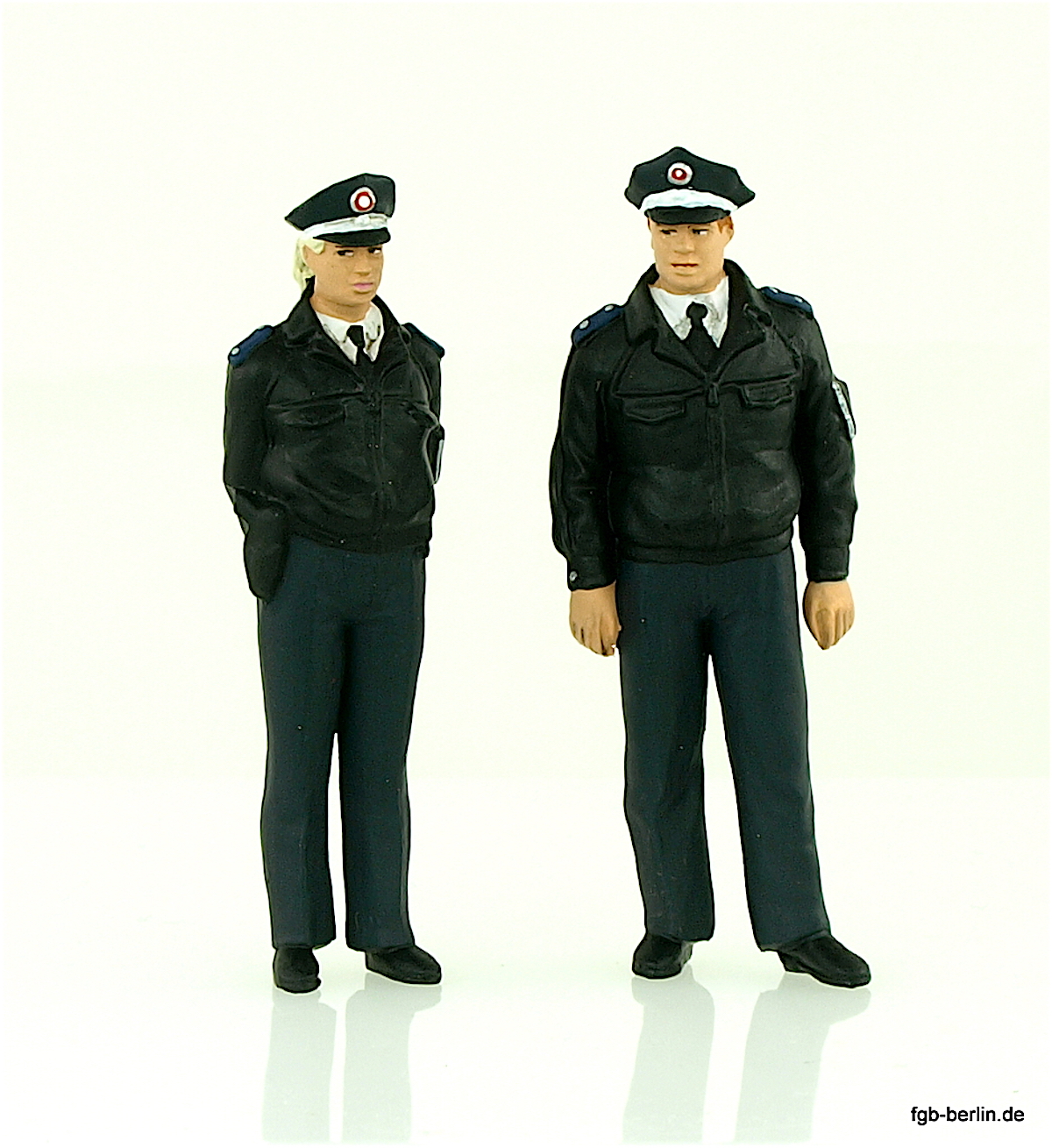 Polizisten in blauer Uniform (Policemen in blue uniform)