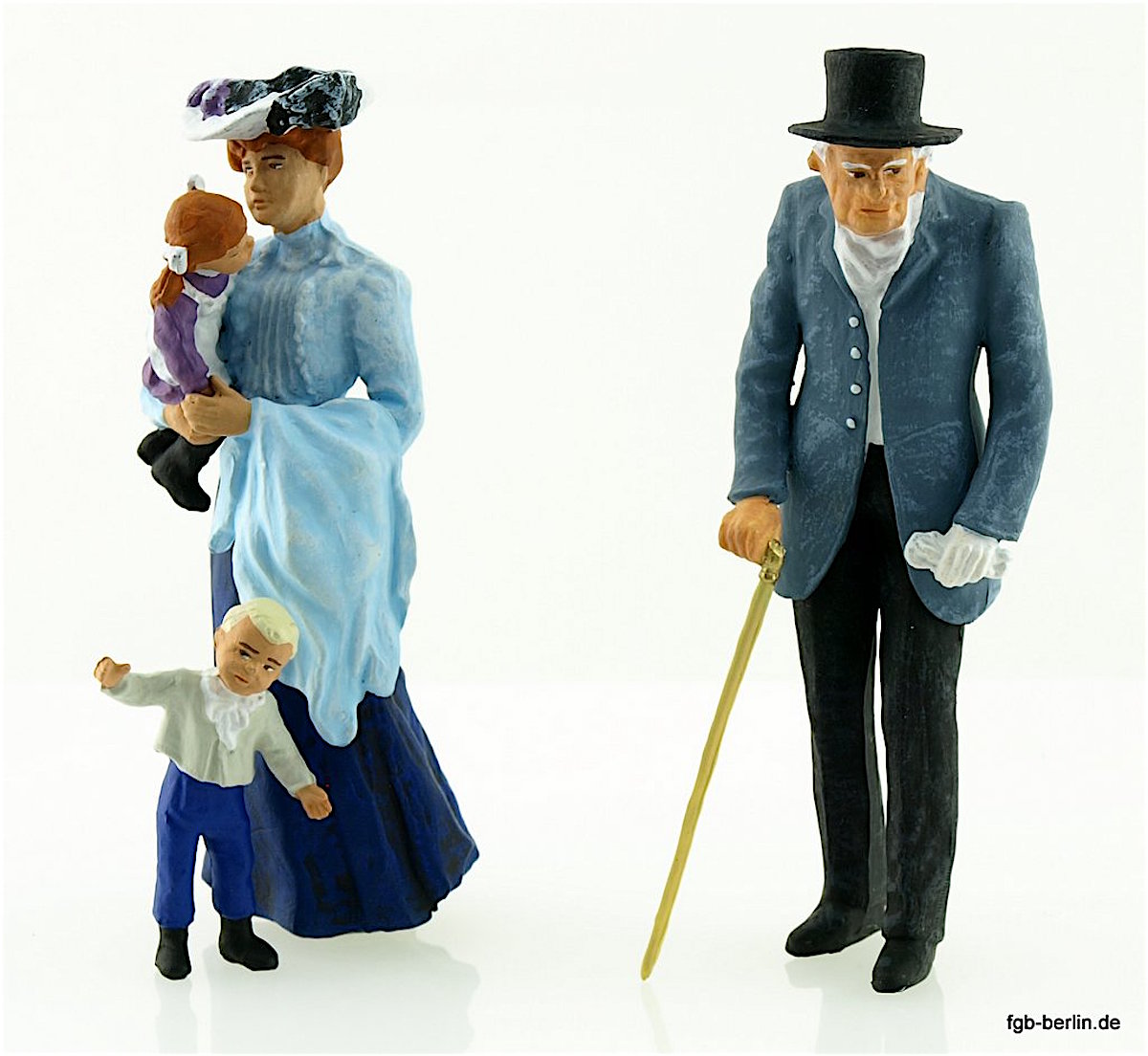 Alter Herr, Dame mit Kindern (Older gentleman, lady with children)