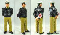 Polizist, grüne Uniform mit Kelle (German Police Officer in green uniform with signal disk)